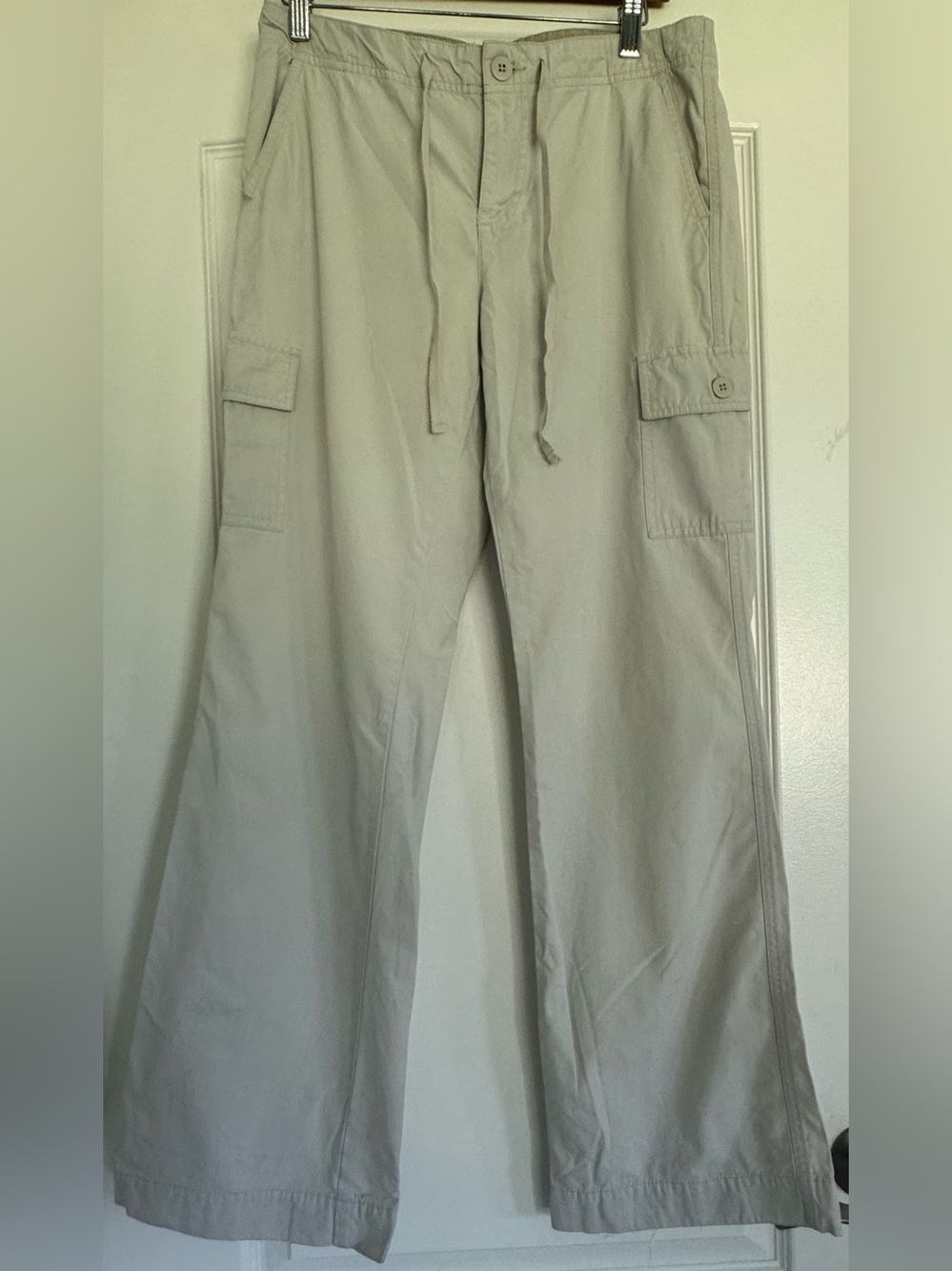 Old Navy Size 4 Khaki Cargo Flare Pants 100% Cotton Wide Leg Y2K Utility - Picture 1 of 14